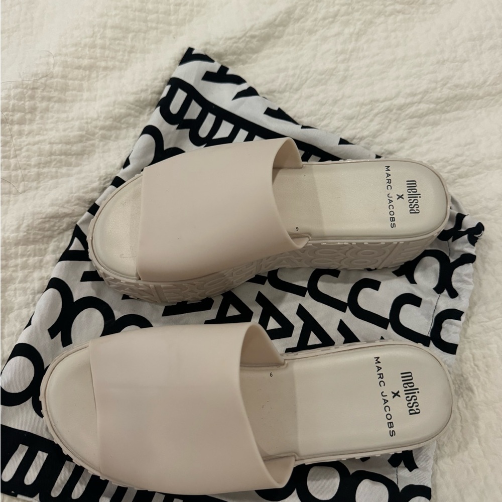Marc Jacobs Cream Platform Slides with Textured Sole $100 OR BEST OFFER - Picture 2 of 4